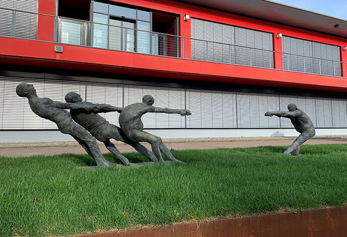 Skulptur „Tauzieher“ von Karl-Henning Seemann